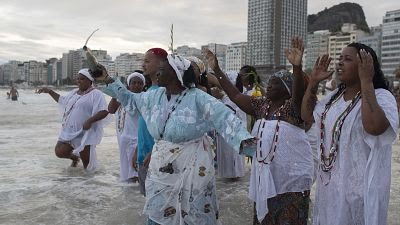 Brésil : Copacabana rend hommage à Yemanjá, la Déesse des Eaux, à la faveur du Nouvel An