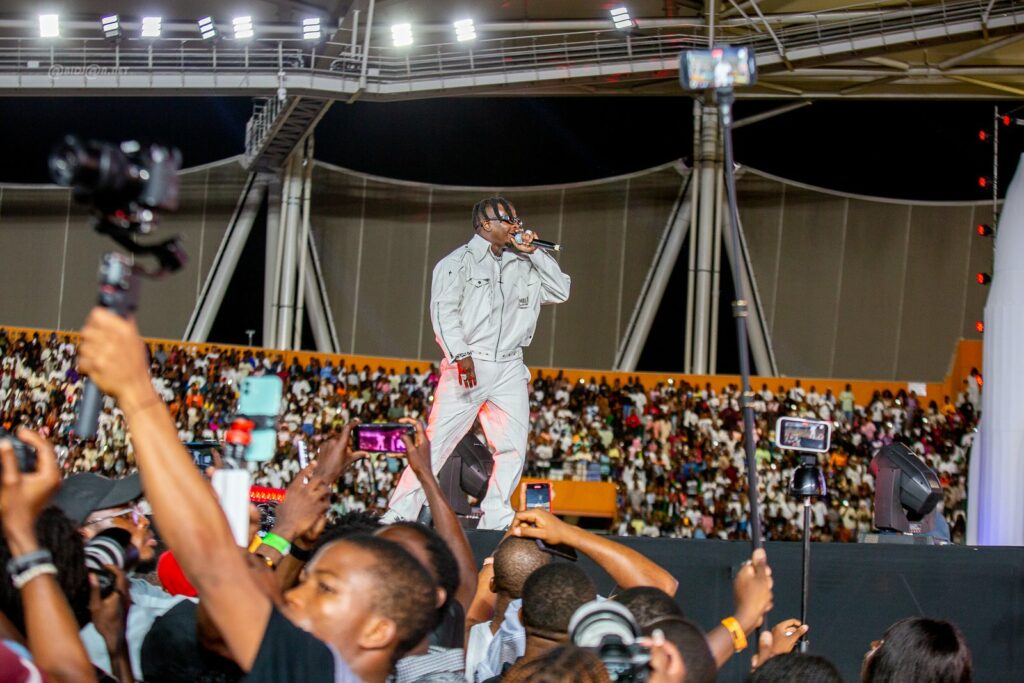 Côte d’Ivoire : Rap ivoire, Didi B enflamme le stade Félix Houphouët-Boigny, un concert monumental et des certifications éclatantes