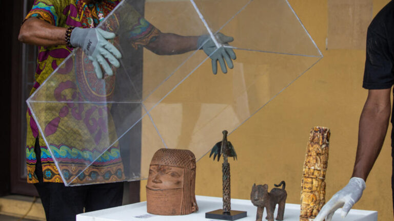 Les Pays-Bas restituent 119 bronzes du Bénin au Nigeria : Un pas vers la réparation historique