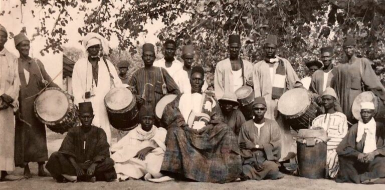 Le rôle des griots, gardiens de la mémoire africaine.