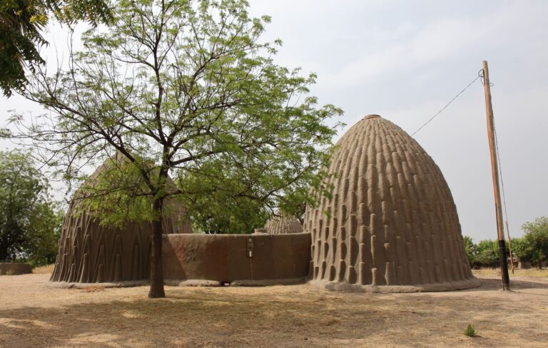 Cases obus: Toleukakay, les habitations bioclimatiques du peuple mousgoum